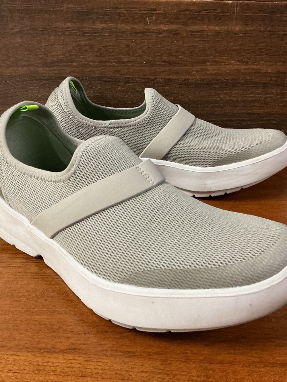 OOfos Oomg Women Low Gray White Recovery Slip On Loafer Size 8